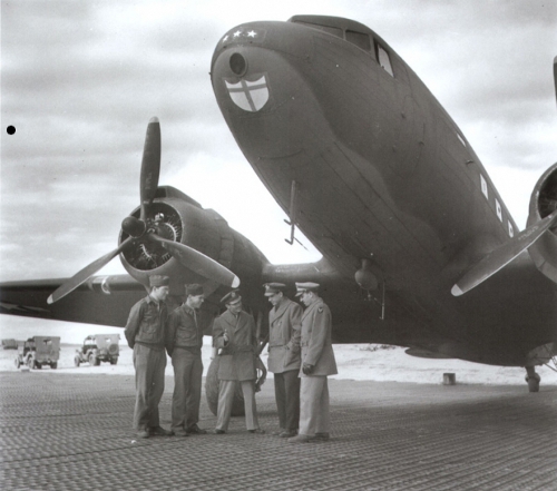 4 marzo 1944. L’aereo - un DC 3 Dakota - del comandate dell’8ª Armata britannica, generale Leese, con il suo equipaggio statunitense, sulla pista di volo del Trigno (per gentile concessione dell’Imperial War Museum - London).